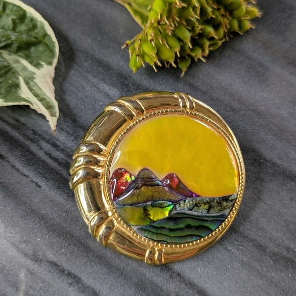 Duri Brooch Abalone Landscape Scene Circular 3D Art Deco Half Moon Crescent - Picture 1 of 7